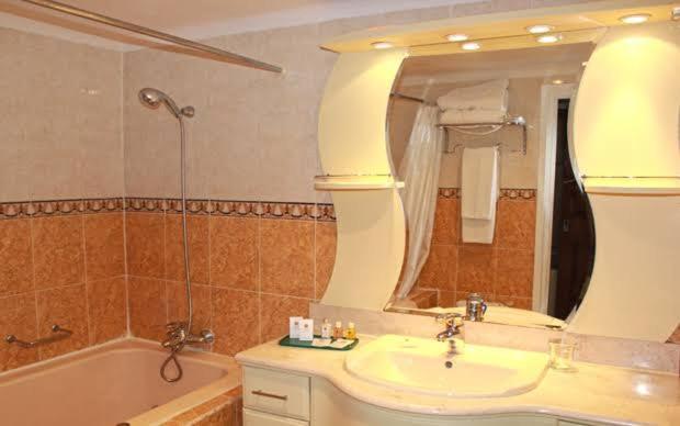 Hotel El Djazair El Mouradia Bagian luar foto